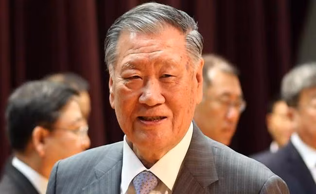Theo The Richest, Chung Mong-Koo là Chủ tịch Hyundai, hãng sản xuất ôtô nổi tiếng của Hàn Quốc. Ông sở hữu tài sản khoảng 7 tỷ USD (tính đến 2015) và là một trong những người có sức ảnh hưởng lớn tại Hàn Quốc.