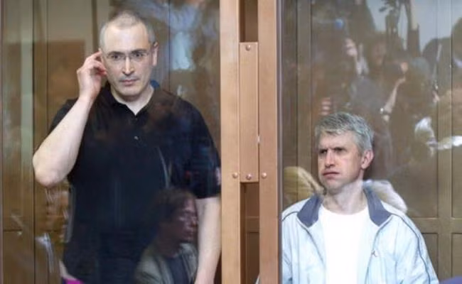 Mikhail Khodorkovsky và Platon Lebedev từng là những người giàu nhất tại Nga, với tài sản lên tới 15 tỷ USD. Khi chính quyền Xô Viết sụp đổ, họ được lợi lớn từ quá trình tư nhân hóa nền kinh tế và làm giàu nhờ đầu tư dầu mỏ.
