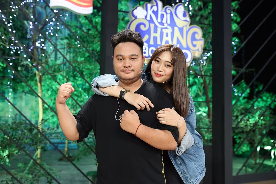 Vinh Râu chia sẻ Lương Minh Trang là người hậu đậu, nên anh hay nhắc nhở cô cách giao tiếp, làm công việc nhà. Theo diễn viên hài, vợ cũ rất vô tư và mang lại cảm giác an toàn. “Trang thật thà quá, tôi tin tưởng vào tình cảm của cô ấy. Đôi khi điều này cũng làm tôi lo lắng vì sợ Trang dễ bị lừa”, Vinh Râu từng chia sẻ. Ảnh: Khi chàng vào bếp.