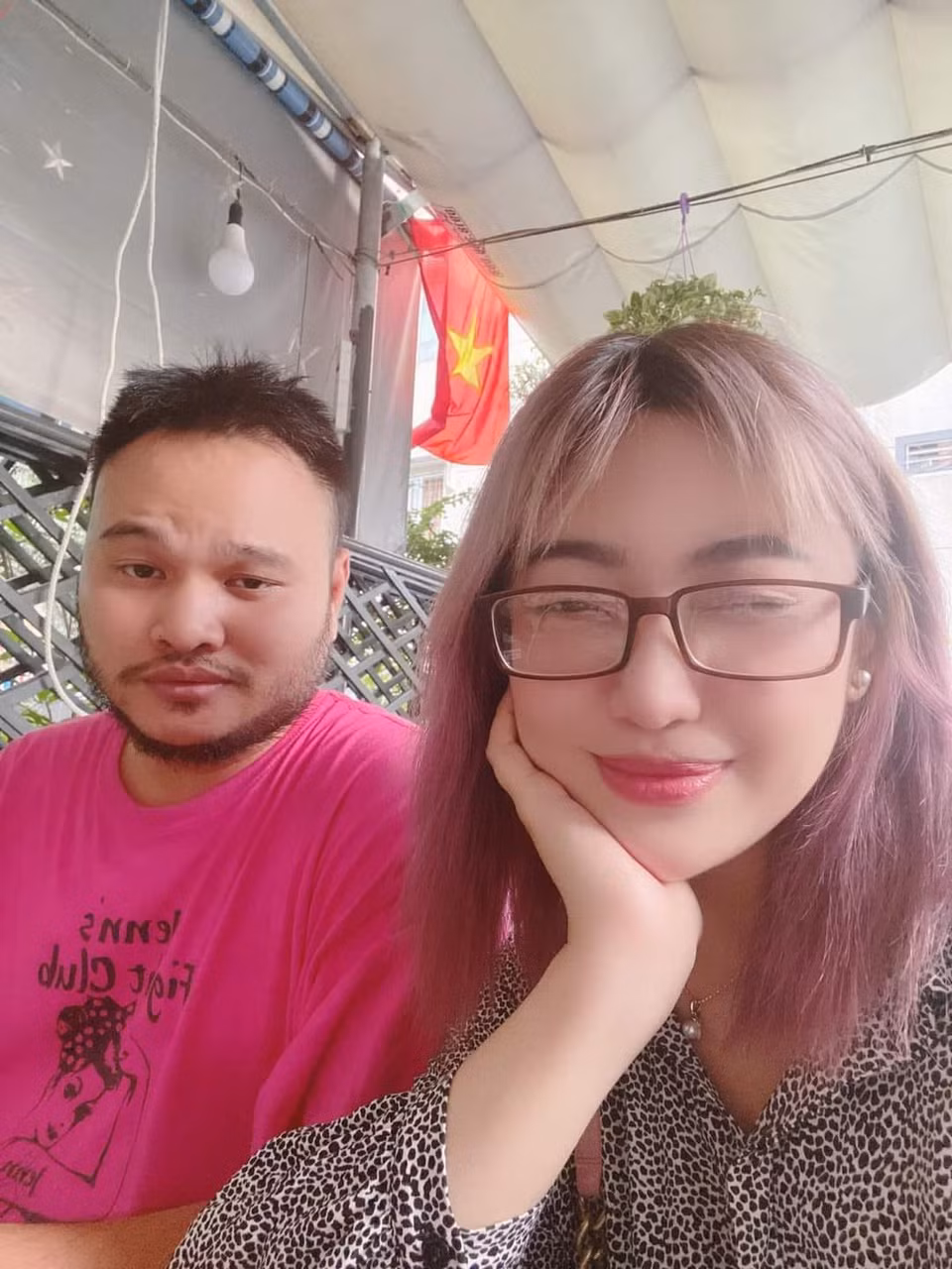 Khoảng 2 tháng trước khi thông báo ly hôn, Vinh Râu vẫn đăng nhiều ảnh chụp chung với Lương Minh Trang và dành cho vợ những chia sẻ hài hước, thú vị. Ảnh: FBNV.