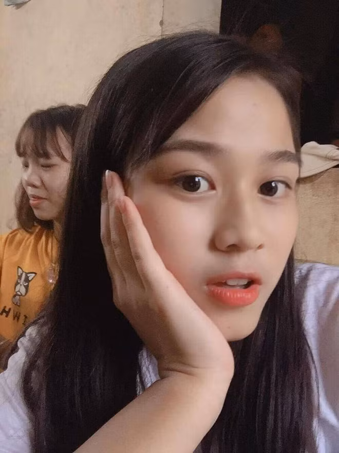Làn da mịn màng, trắng hồng là ưu điểm lớn khi nói về nhan sắc của Hoa hậu Việt Nam 2020.