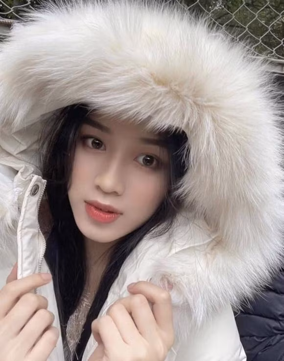 Sau khi đăng quang, Đỗ Thị Hà đã chú ý ăn mặc, trang điểm chỉn chu hơn mỗi khi xuất hiện trước đám đông.