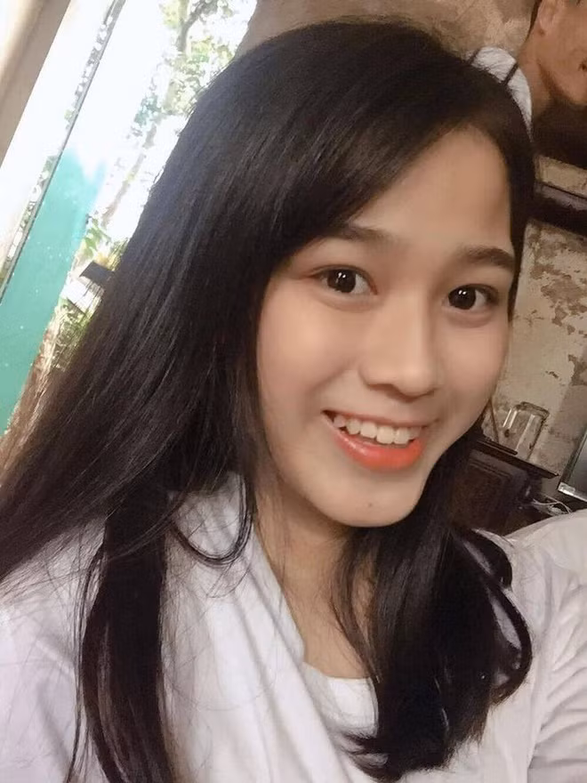 Trong loạt ảnh thời còn học cấp 3, cô nhận được nhiều lời khen cho làn da căng bóng, thậm chí không thấy cả lỗ chân lông.