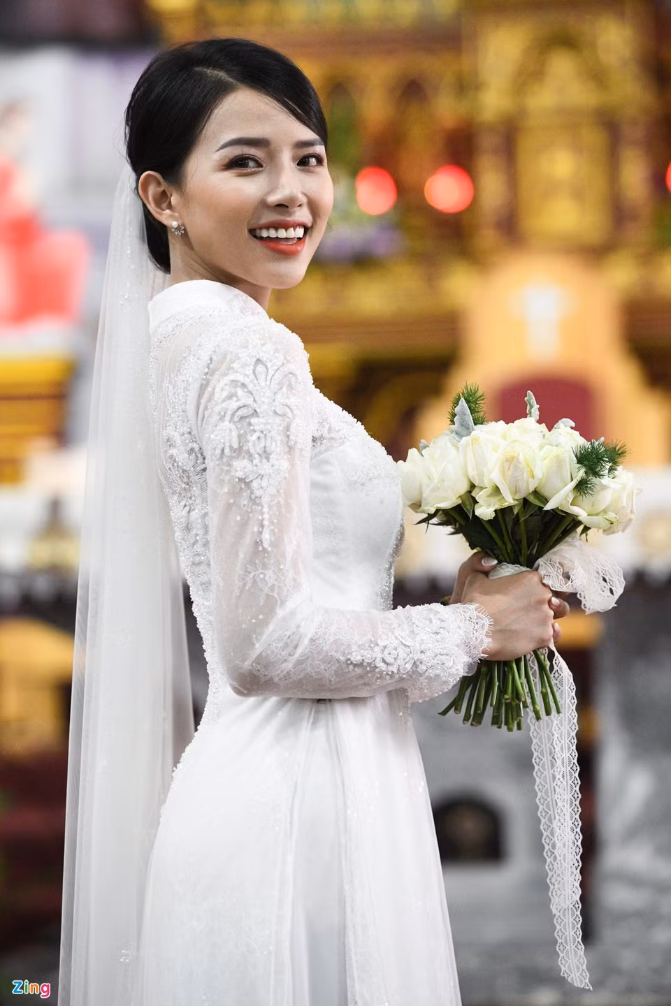 Phan Mạnh Quỳnh và Khánh Vy hẹn hò từ năm 2015, khi nam ca sĩ nổi lên với ca khúc Vợ người ta. Theo chia sẻ của Khánh Vy, anh chính là người chủ động làm quen, theo đuổi cô sau khi hai người gặp nhau trong một buổi chụp hình. Vợ nam ca sĩ đã suy nghĩ khoảng một tháng trước khi nhận lời yêu.
