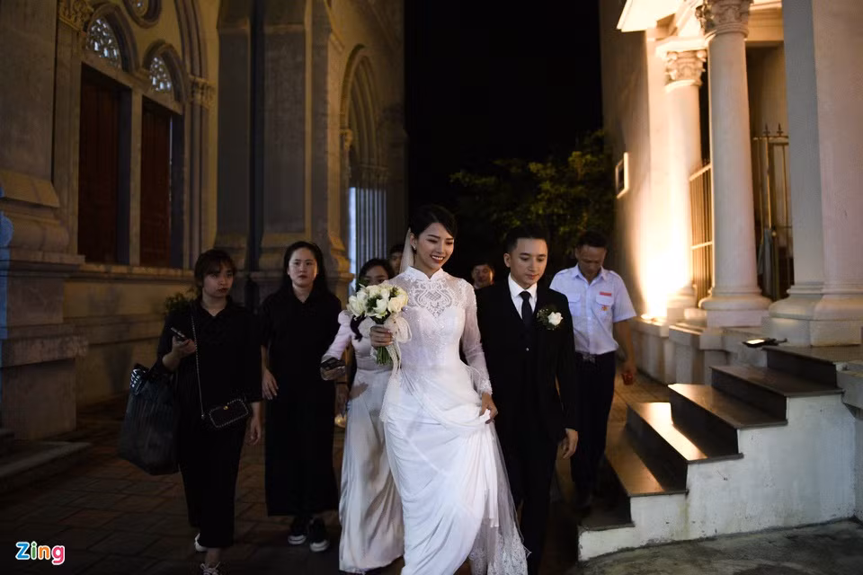 Sau khi thực hiện xong nghi thức ở nhà thờ, Phan Mạnh Quỳnh và Khánh Vy lên xe quay về nhà riêng. Hôn lễ ngày 17/4 của nam ca sĩ sẽ bắt đầu lúc 11h.