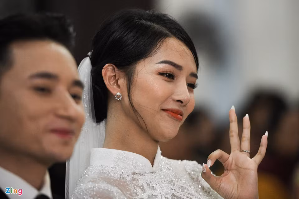 Khánh Vy vốn không theo đạo. Do đó, cô phải thực hiện lễ nhập đạo theo nghi thức Công giáo trước khi chính thức trở thành vợ của Phan Mạnh Quỳnh. Khánh Vy sinh năm 1994, cao 1,66 m. Cô từng làm người mẫu ảnh và đóng MV cho Đức Phúc, OnlyC... Vợ Phan Mạnh Quỳnh từng ghi danh tham dự The Face mùa 2 nhưng không tiến sau vào vòng trong.
