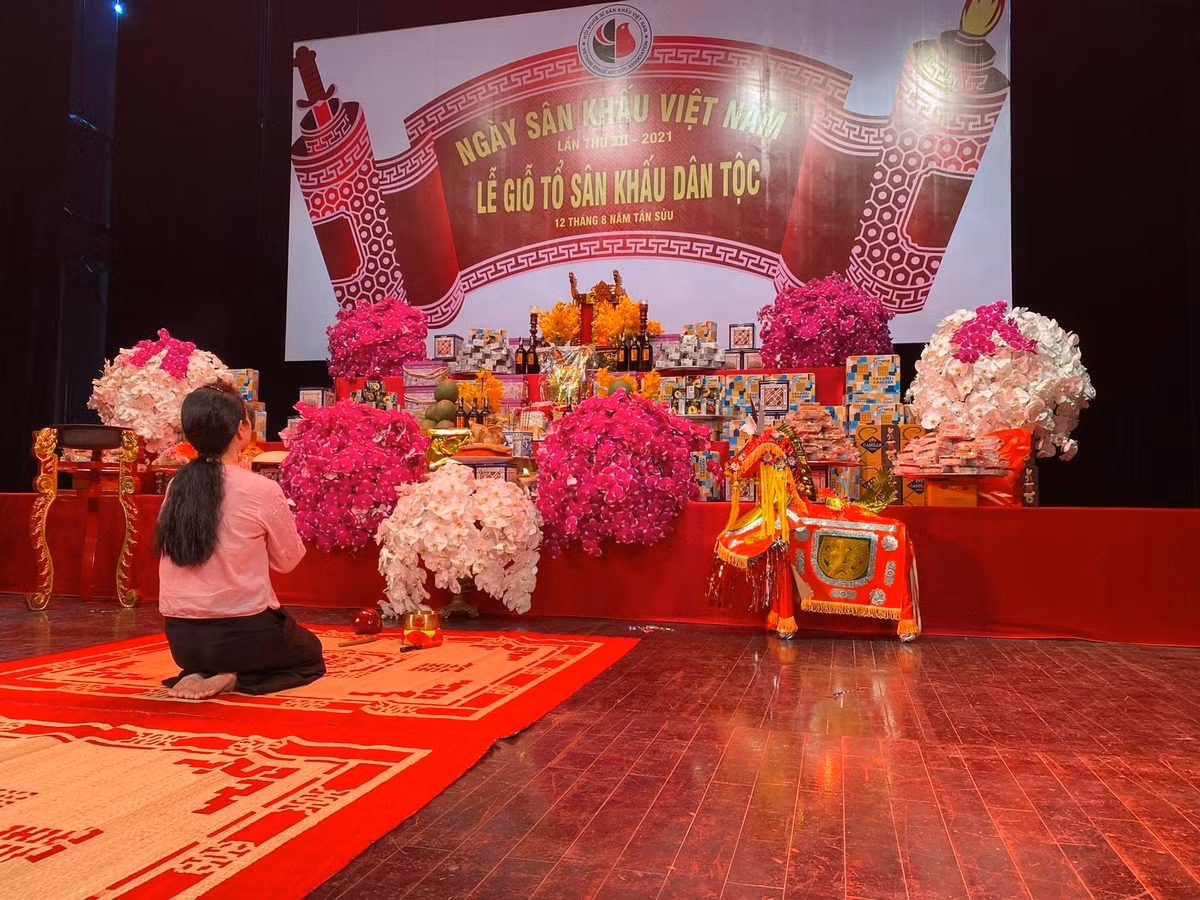 NSND Lan Hương ngậm ngùi trước khung cảnh vắng vẻ trong ngày giỗ Tổ nghề sân khấu.