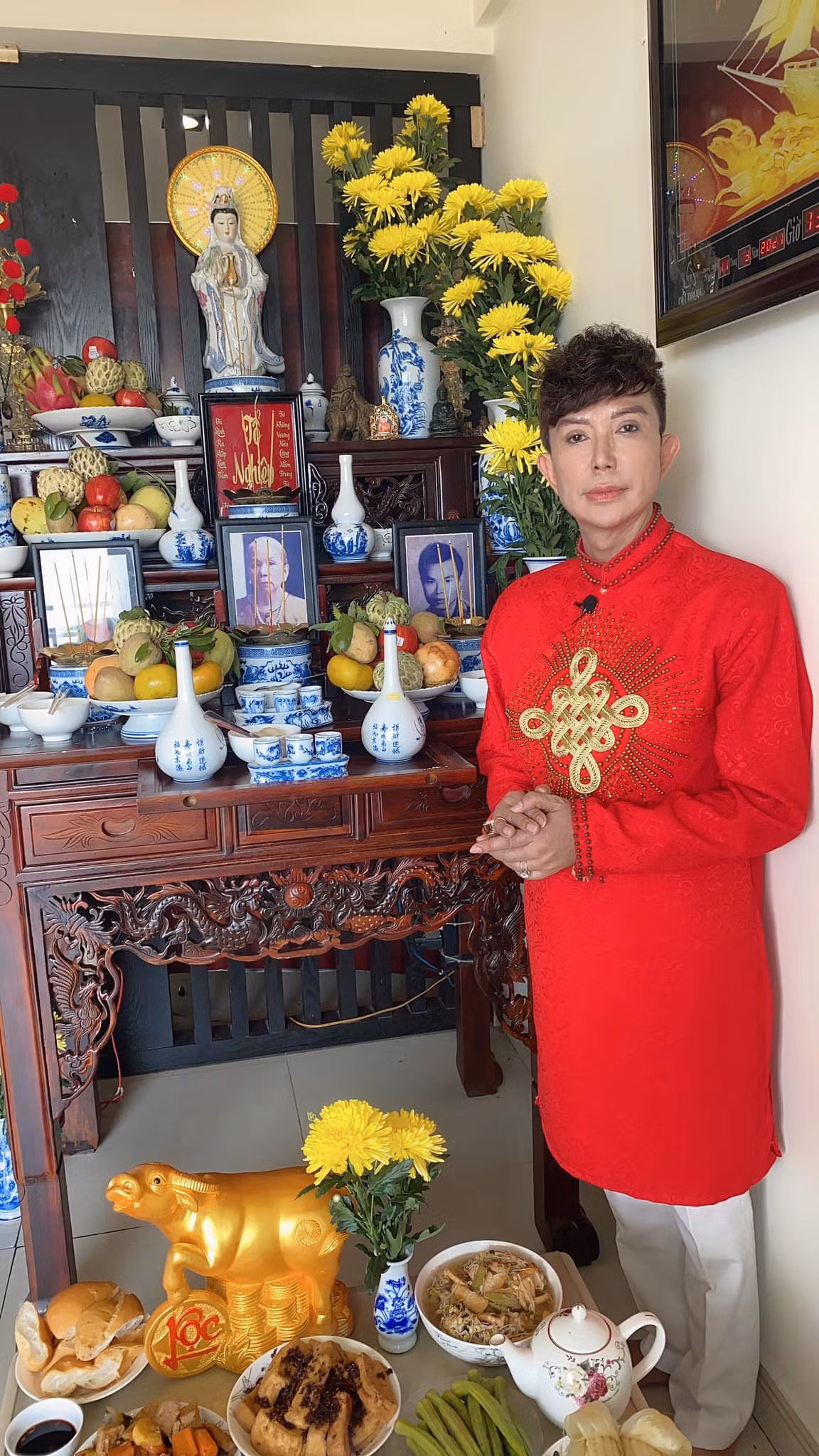 Ca sĩ Long Nhật cũng thành tâm thắp hương cúng Tổ nghề.