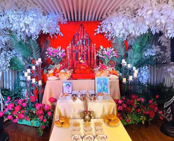 Đàm Vĩnh Hưng cúng Tổ nghề hoành tráng, cầu tỏa sáng thêm 10 năm Dam Vinh Hung cung To nghe hoanh trang, cau toa sang them 10 nam