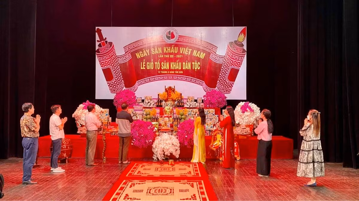 Nữ nghệ sĩ mong dịch bệnh sớm qua để các sân khấu trên cả nước được sáng đèn trở lại.