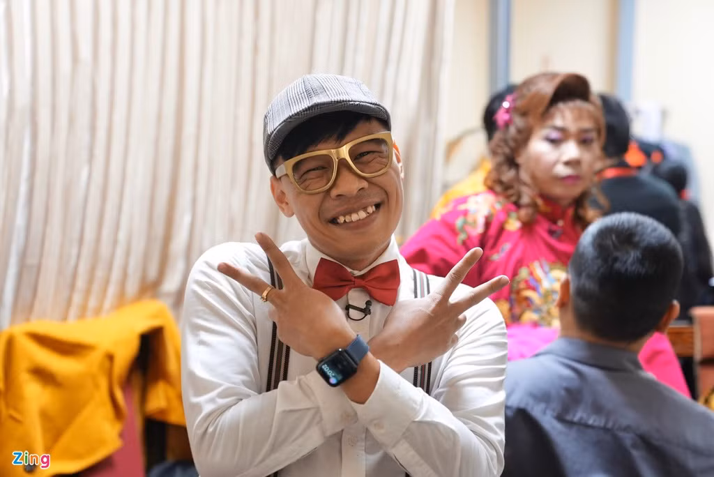 Trung Ruồi xuất hiện với tạo hình khác biệt trong hậu trường buổi ghi hình. Ngoài Duy Nam và Trung Ruồi, Táo Quân 2021 còn có sự tham gia của các tên tuổi trẻ như Việt Bắc, Mạnh Hưng, Lâm Vỹ Dạ...