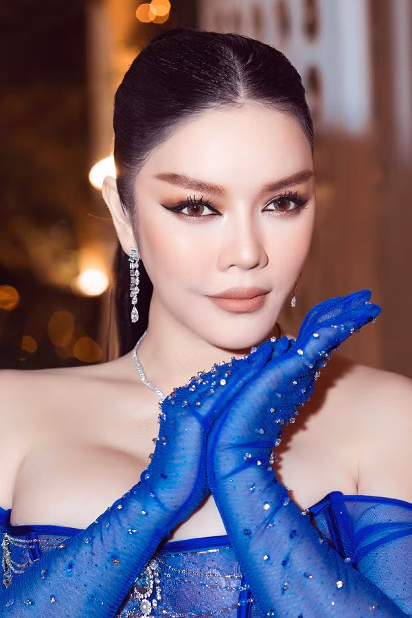 Đặc biệt, phần tay được thiết kế cầu kỳ giúp nữ diễn viên tự tin hơn khi tạo dáng trước ống kính.