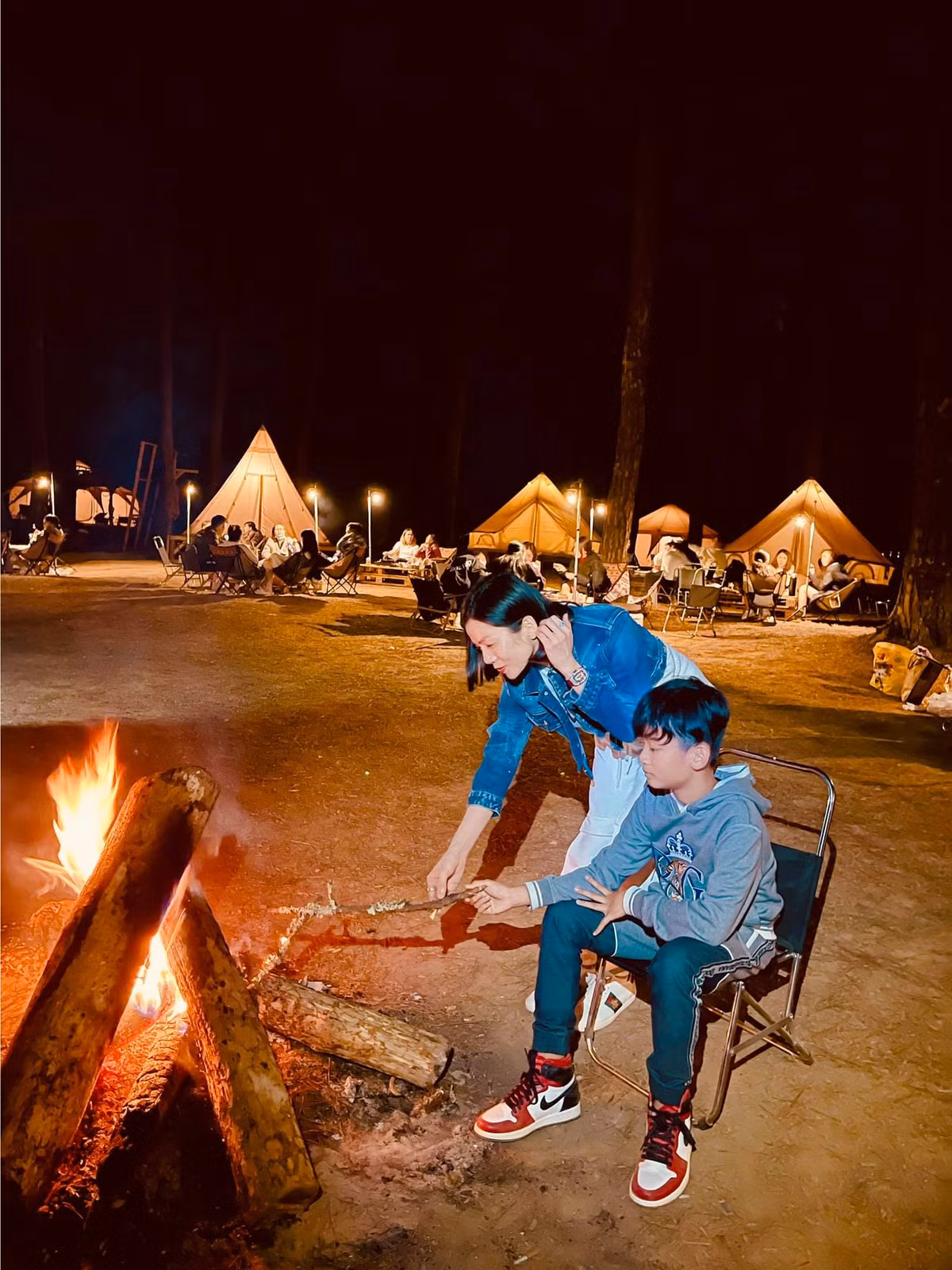 "Lần này, mẹ con mình trải nghiệm sự hoang sơ tuyệt đẹp đúng nghĩa. Nhìn con, mẹ giật mình, con lớn thật rồi. Yêu con, cậu bé thiện lành", Lệ Quyên bày tỏ.