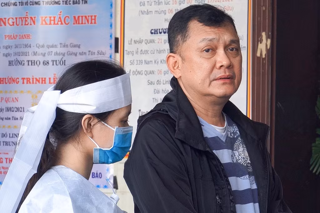 Lễ tang của diễn viên Hải Đăng được tổ chức trong hai ngày (17-18/2) tại Vãng Sanh Đường, chùa Vĩnh Nghiêm, quận 3, TP.HCM. Chiều 18/2, NSƯT Hữu Châu đến viếng Hải Đăng. Anh chia sẻ kỷ niệm với đàn em: "Dù không phải là học trò nhưng Đăng lại gọi tôi là thầy. Tôi vẫn xưng mình là chú. Những khi đi quay, Đăng thường hỏi han, nhờ tôi chỉ diễn, góp ý vai. Thỉnh thoảng, Đăng mua cà phê mời tôi. Phim quay xong, Đăng đều xin tôi chụp hình chung làm kỷ niệm".