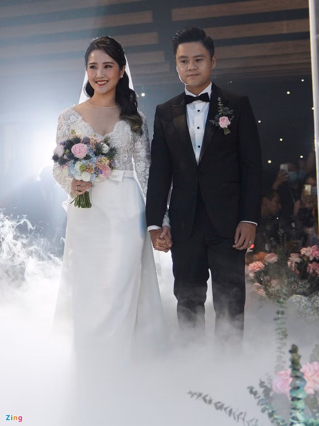 Những thiết kế này không quá cầu kỳ song vẫn giúp tôn lên vẻ kiều diễm, nữ tính của cô dâu.