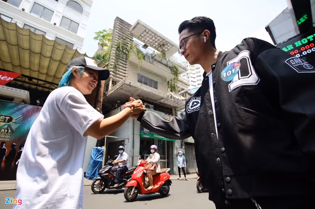 Có khoảng hơn 4.000 hồ sơ đăng ký tham gia casting, nhưng ban giám khảo chỉ lựa chọn 50 người. Tỷ lệ chọi của Rap Việt mùa 2 cao hơn mùa 1. Trả lời Zing, thí sinh Cẩm Tú cho biết lượng người tới casting ngày 2 đã giảm so với ngày đầu, nhưng vẫn có rất đông bạn trẻ tới từ các tỉnh thành chờ vào thi tài.