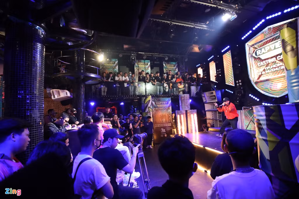 Ngày 13-14/4, chương trình Rap Việt tổ chức buổi casting mùa 2. Sân khấu biểu diễn được đặt tại một quán bar ở Bùi Viện. Hai vị giám khảo của buổi casting là Hoàng Tourliver và Rhymastic. Không gian biểu diễn khá bé nên chỉ có sự xuất hiện của ban giám khảo, ê-kíp ghi hình và một số thí sinh đến lượt thi.
