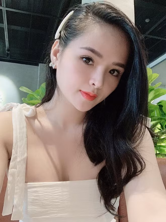Hoa khôi Lại Hương Thảo phải hủy vé máy bay về Quảng Ninh đón Tết vì dịch Covid-19. Người đẹp kể 30 năm qua, đây là lần thứ hai cô đón Tết xa nhà. Trước thềm Tết Nguyên đán, cô trang hoàng lại tổ ấm tại TP.HCM.