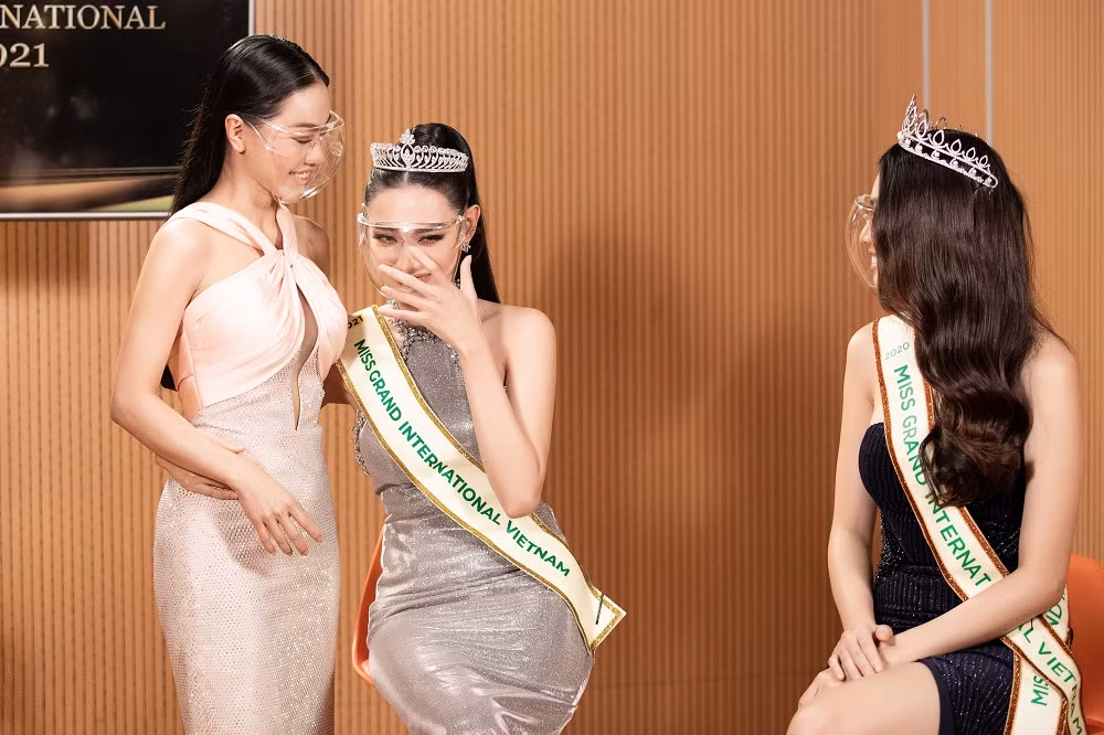 Trong phần giao lưu với khán giả, Thùy Tiên có những lúc xúc động rơi nước mắt. Cô còn trổ tài bắn tiếng Thái và tiếng Anh một cách tự tin.