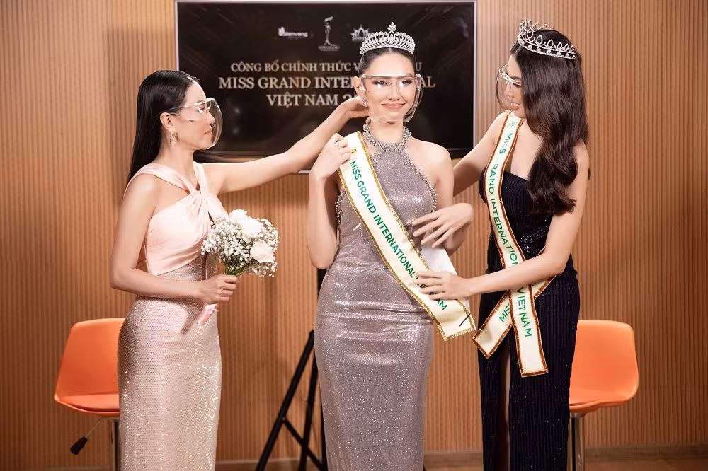 Á hậu Ngọc Thảo – đại diện Miss Grand Vietnam năm 2020 đã chuyển giao nhiệm kỳ của mình và gửi lời chúc mừng đến với đại diện Thùy Tiên.