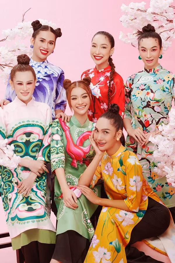 Nếu như ở bộ ảnh đầu, Kiều Loan cùng 5 thí sinh hóa thành những cô nàng tiểu thư ngọt ngào, hiện đại đầy nữ tính thì bộ ảnh thứ 2 lại là concept Tết.