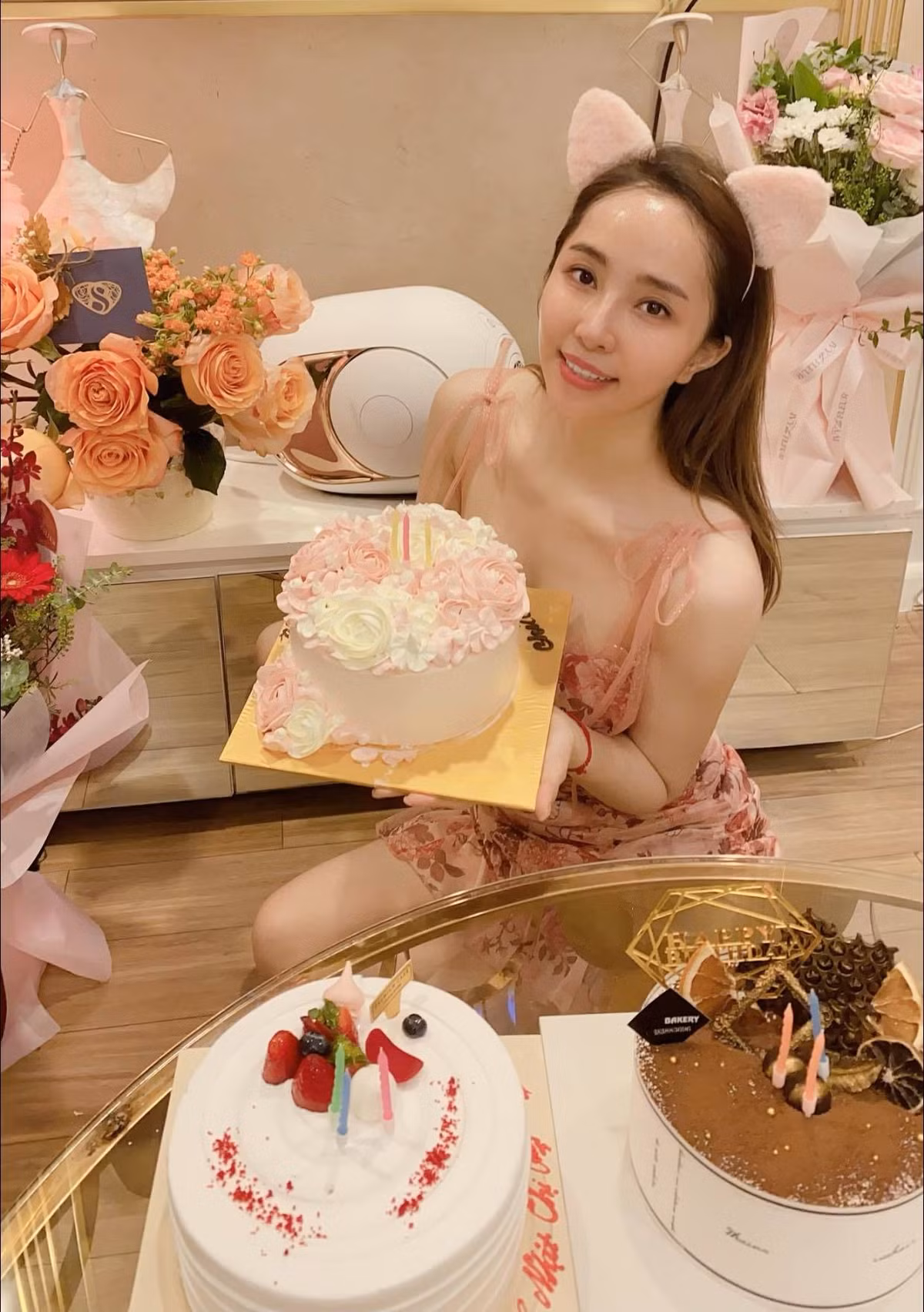 Mới đây, diễn viên Quỳnh Nga vừa đăng tải những hình ảnh mừng sinh nhật tuổi 33 của mình. Dưới bài đăng, nhiều đồng nghiệp, người hâm mộ đã gửi lời chúc mừng tới nữ diễn viên.
