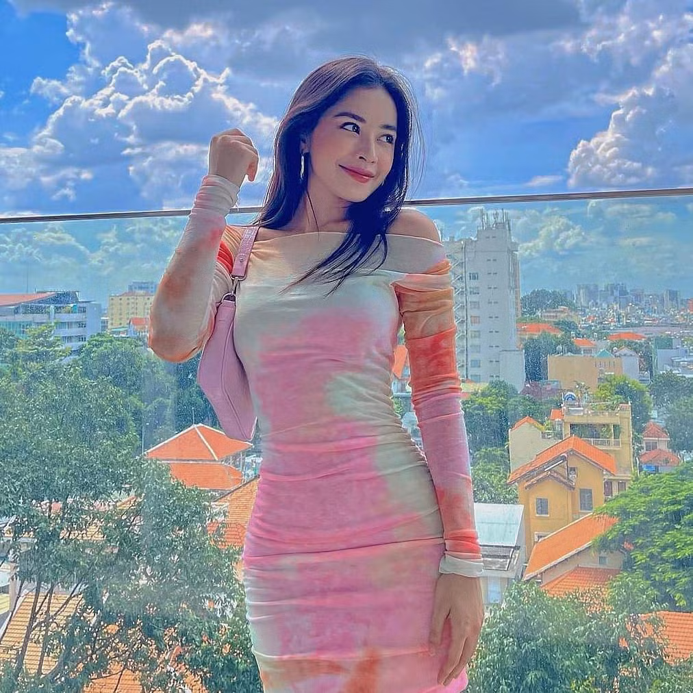 Thiết kế kín như bưng vẫn giúp cô nàng gợi cảm cuốn hút.