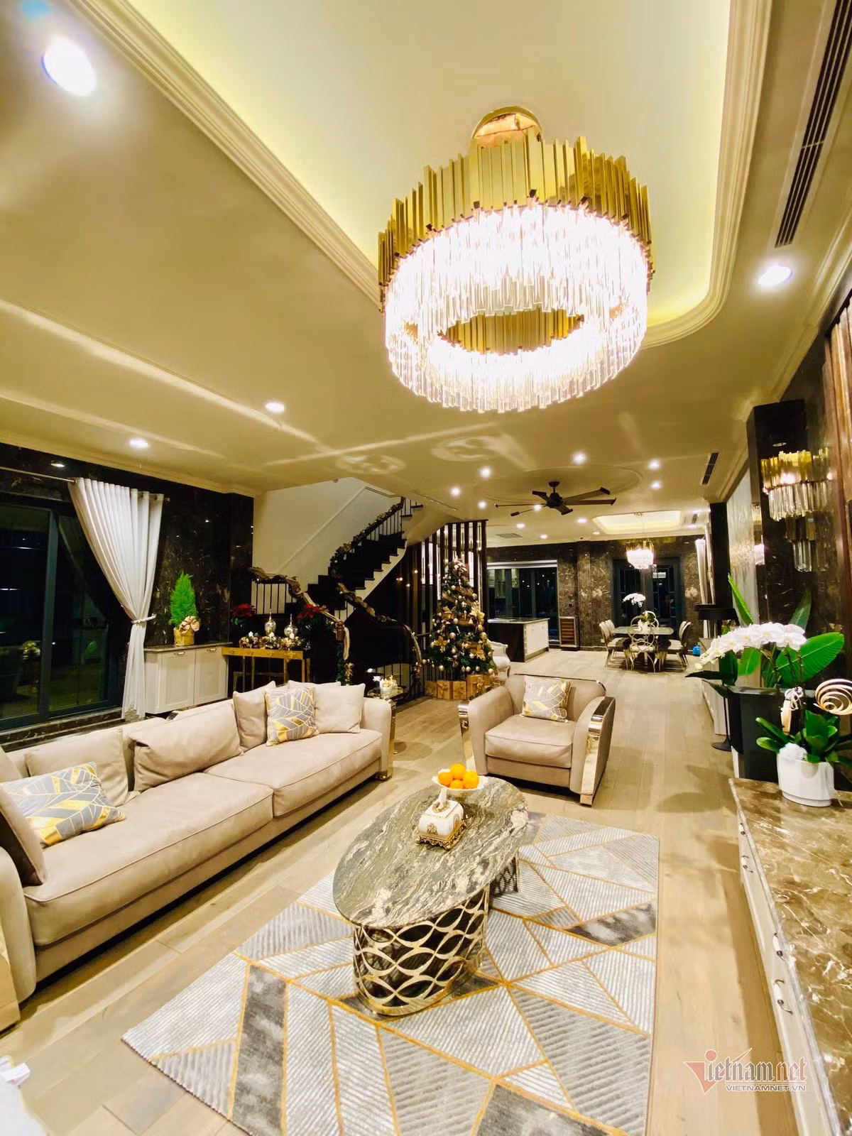 Diễn viên Lã Thanh Huyền cho biết thêm, cô không nhớ chính xác đã đầu tư thêm bao nhiêu tiền để sửa chữa và sắm đồ nhưng đoán con số này khoảng chục tỷ.