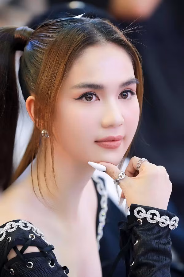 Trên trang cá nhân, nữ hoàng nội y liên tục cập nhật hình ảnh xinh đẹp, gợi cảm hút mắt.