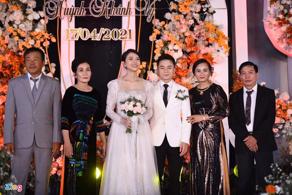 Đại diện hai bên gia đình có mặt tại sân khấu để chúc phúc Phan Mạnh Quỳnh và Khánh Vy.
