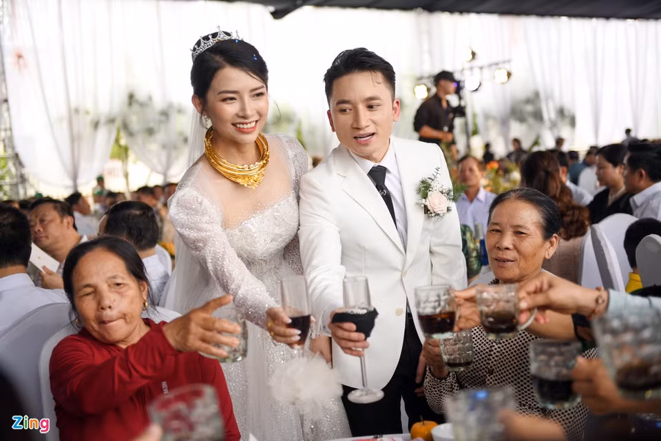 Cặp đôi đi từng bàn để chúc rượu mọi người.