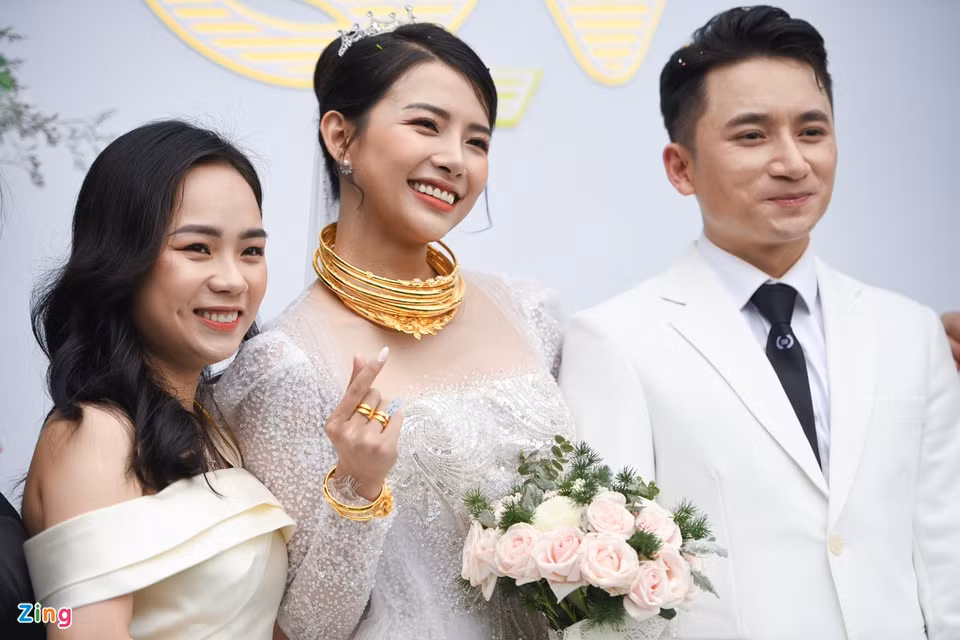 Cô dâu Khánh Vy được người thân hai bên gia đình trao tặng nhiều trang sức bằng vàng như lắc, nhẫn, vòng kiềng... Phát biểu trong ngày đặc biệt, Phan Mạnh Quỳnh gửi lời cảm ơn tới bà con, hàng xóm tại quê nhà đã tham dự lễ cưới của anh.