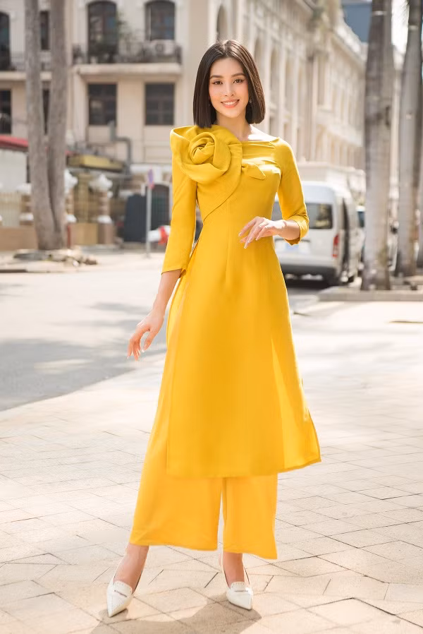 Trang phục áo dài giúp tôn dáng của Tiểu Vy giúp cô nàng tự tin xuống phố.