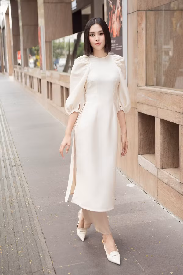 Tiểu Vy diện áo dài cách tân với điểm nhấn xếp phồng ở vai tôn lên sự nữ tính, sang trọng.