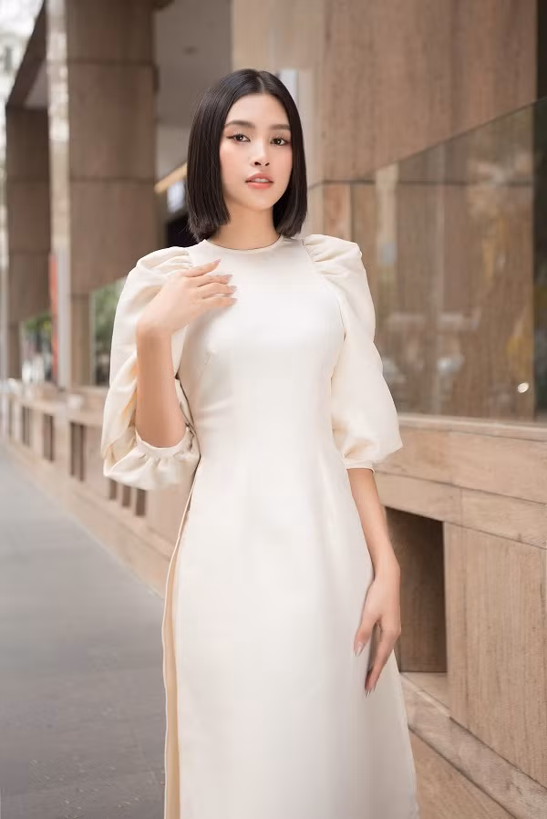 Để tóc ngắn mặc áo dài, nàng hậu trẻ trung hiện đại nhưng không kém phần nữ tính.