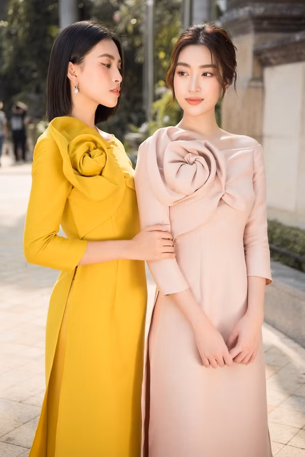 Đỗ Mỹ Linh và Tiểu Vy lựa chọn cho mình những chiếc áo dài cách tân, vạt ngắn tôn lên sự nữ tính, sang trọng.