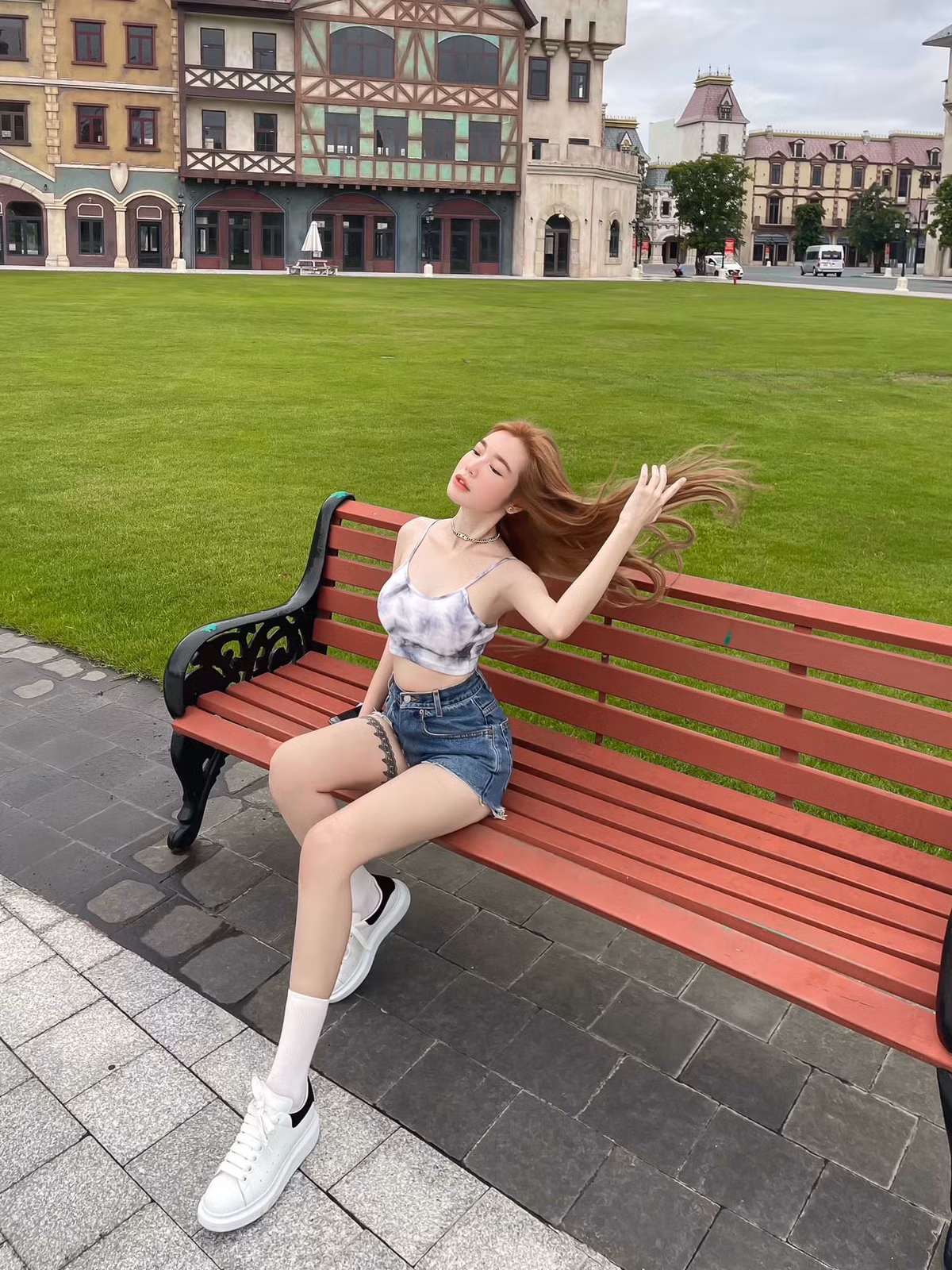 Ở tuổi 34, người đẹp vẫn chăm diện những trang phục có thiết kế cắt xẻ, có chít eo hay những chiếc áo croptop quây để khoe trọn đường cong cơ thể với số đo ba vòng chuẩn 88-59-92 cm.