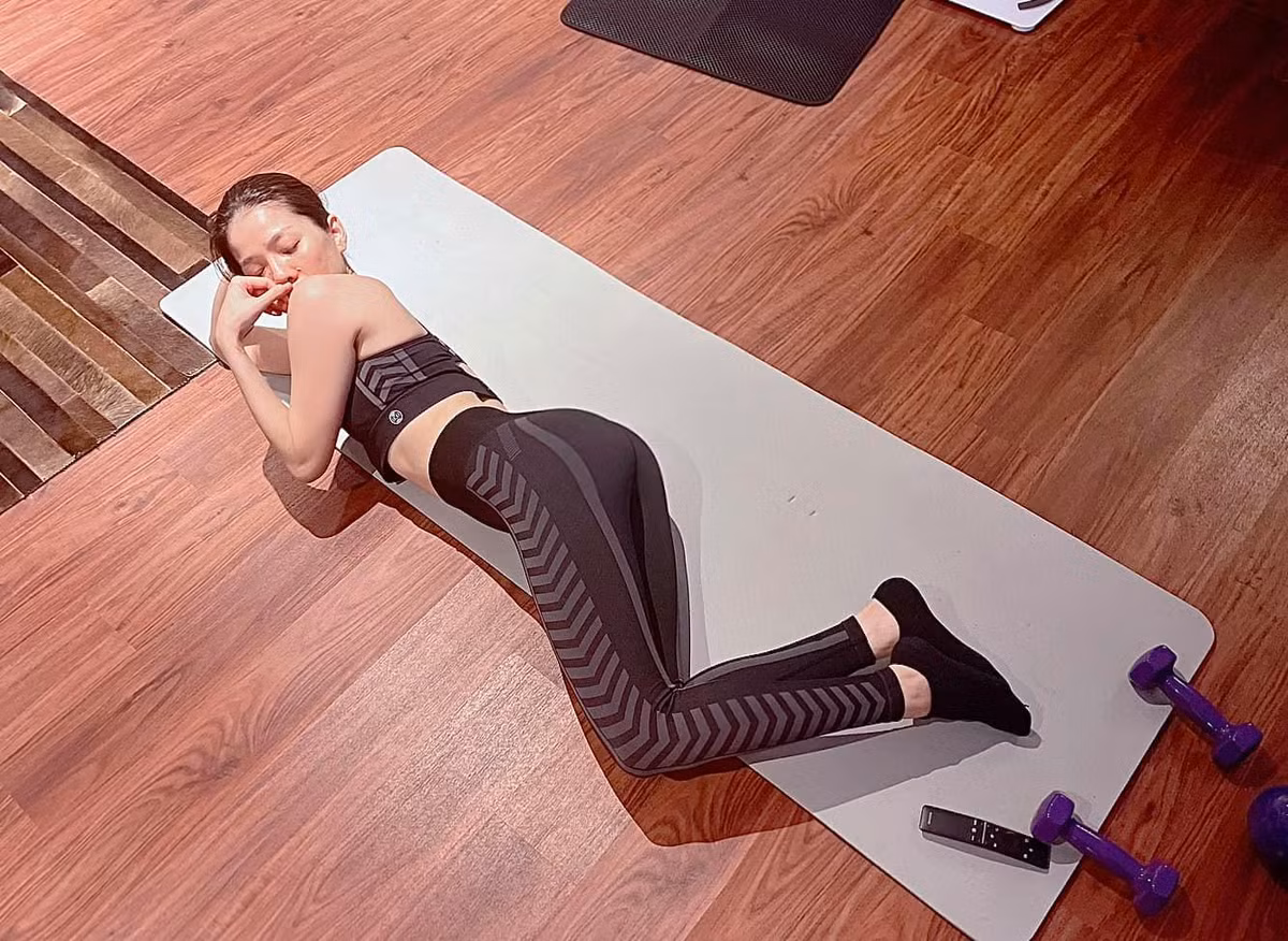 Ca sĩ Lệ Quyên tạo dáng siêu gợi cảm khi tập luyện tại gia.