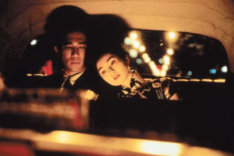 “Tâm trạng khi yêu” (In the mood for love) của đạo diễn Vương Gia Vệ cũng là một bộ phim châu Á đáng để xem. Phim đã mang về cho Lương Triều Vỹ giải nam diễn viên xuất sắc nhất tại Liên hoan phim Cannes 2000.