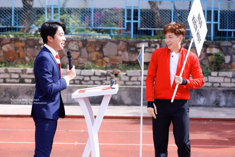 Khách mời tập 2 là streamer Cris Phan. Anh đóng vai MC đại hội thể thao Running Man.