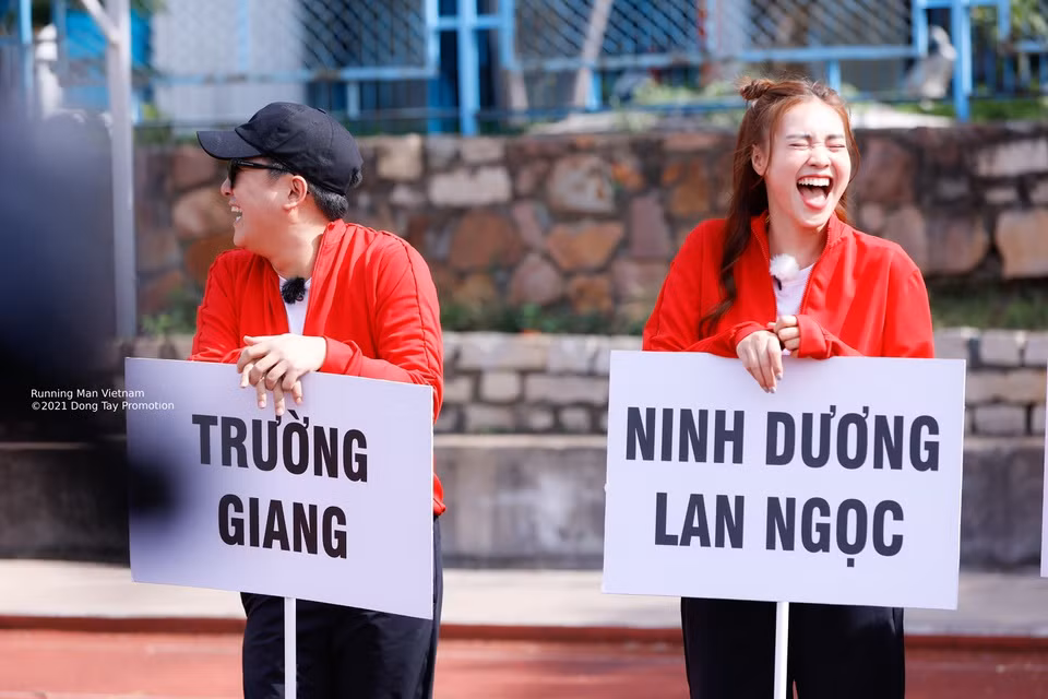 Vừa gia nhập dàn cast mùa 2 nhưng Trường Giang đã có mối quan hệ thân thiết với Lan Ngọc, Thúy Ngân và Trương Thế Vinh vì cùng tham gia nhiều game show truyền hình. Ở tập 1, nam MC có phần lạc lõng, lúng túng với nhịp điệu vận động và sở trường "chơi dơ" của các thành viên trong chương trình.