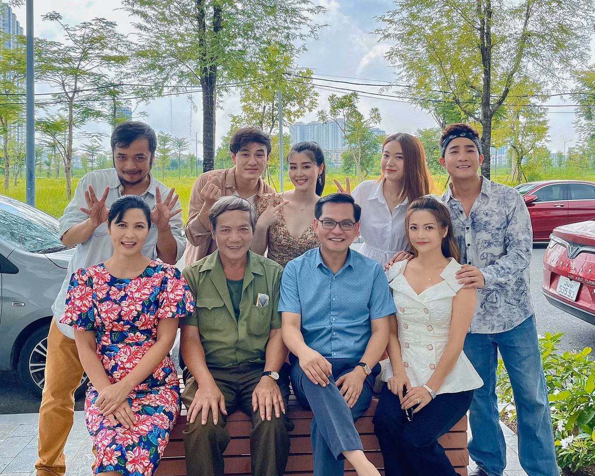 "Con gái" NSND Trung Hiếu mặc trẻ trung, nóng bỏng khác xa trên phim Trong Ngày mai bình yên, Kiều My vào vai Mai Khôi, cô con gái cá tính của ông Phát do NSND Trung Hiếu đóng. Buộc phải ở nhà học do dịch bệnh nên Mai Khôi cũng nảy sinh nhiều mâu thuẫn với bố mẹ khiến ông Phát không ít lần đau đầu.