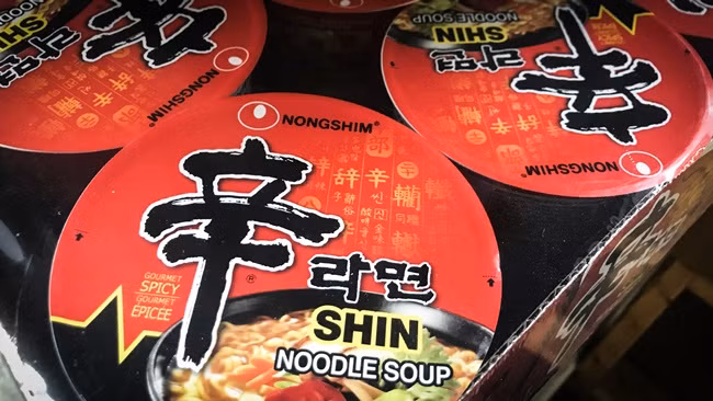 Đằng sau sự thành công của Nongshim là nhờ Shin nhấn mạnh công ty phải tạo ra công thức và công nghệ riêng. Ông lập phòng nghiên cứu và yêu cầu nhân viên phát triển hương vị Hàn Quốc đích thực.