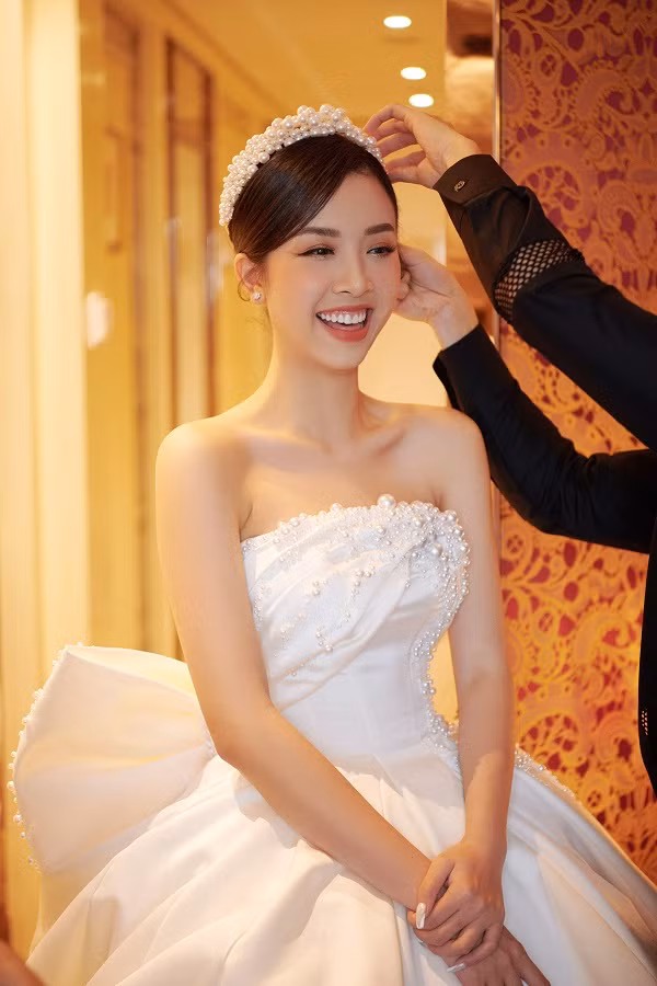 Cuối cùng là bộ cánh gọn nhẹ hơn với điểm nhấn nơ to bản sau lưng giúp cô nàng thuận tiện trong việc di chuyển.