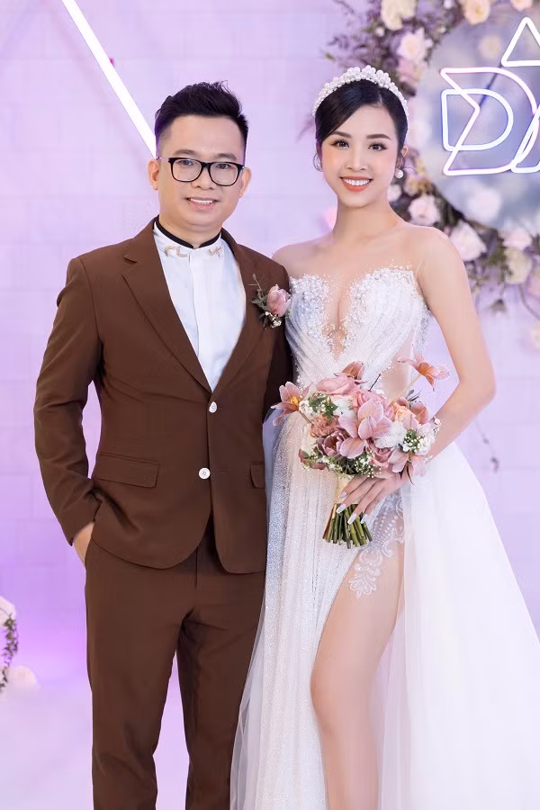Á hậu Thúy An đẹp lộng lẫy trong lễ cưới với chồng tiến sĩ A hau Thuy An dep long lay trong le cuoi voi chong tien si