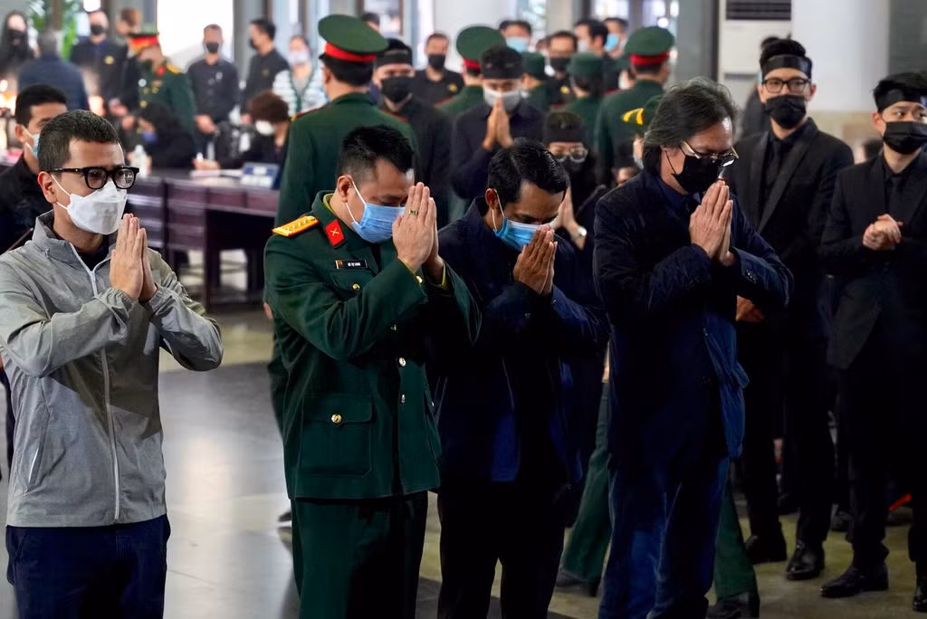 Ra đi ở tuổi 65, NSND Hoàng Dũng để lại niềm tiếc thương vô hạn trong lòng đồng nghiệp, bạn bè, khán giả. Ông lâm bệnh khi đang quay dở dang bộ phim truyền hình Trở về giữa yêu thương. Theo chia sẻ từ nghệ sĩ Minh Vượng, những ngày cuối ở trường quay, Hoàng Dũng cố nén cơn đau để hoàn thành các phân đoạn.
