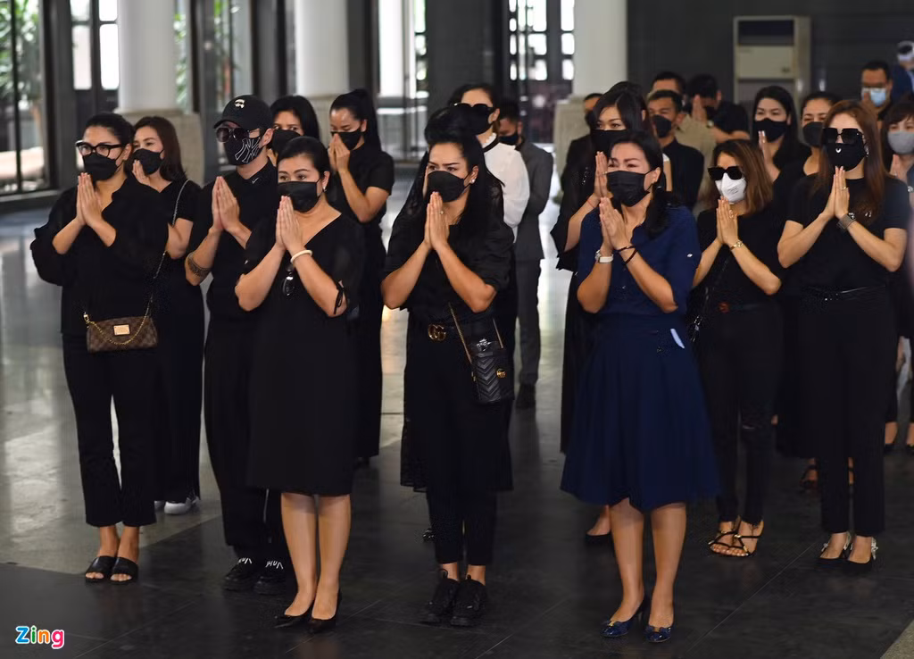 Hội người mẫu Hà Nội viếng Thu Thủy. Hoa hậu Nguyễn Thu Thủy sinh năm 1976 trong một gia đình trí thức tại Nam Định. Cô từng theo học tại Học viện Ngoại giao Hà Nội. Thu Thủy tham gia cuộc thi Hoa hậu Việt Nam 1994 và giành ngôi vị cao nhất. Ngoài ra, cô cũng giành giải thí sinh có câu trả lời ứng xử hay nhất tại cuộc thi.