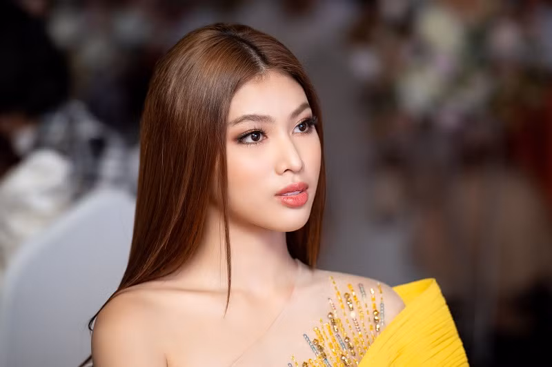 Cùng đôi chân dài 1m1 trứ danh và gương mặt xinh đẹp, ánh mắt "sắc lạnh", cô luôn gây ấn tượng ngay từ ánh nhìn đầu tiên.