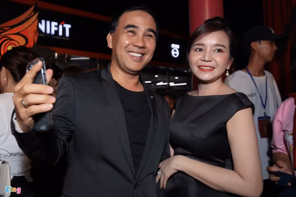 Quyền Linh đến ủng hộ đồng nghiệp Mai Thu Huyền ra phim mới. Anh và gia đình mới đi Phú Quốc, tổ chức sinh nhật tuổi 15 cho con gái Lọ Lem.