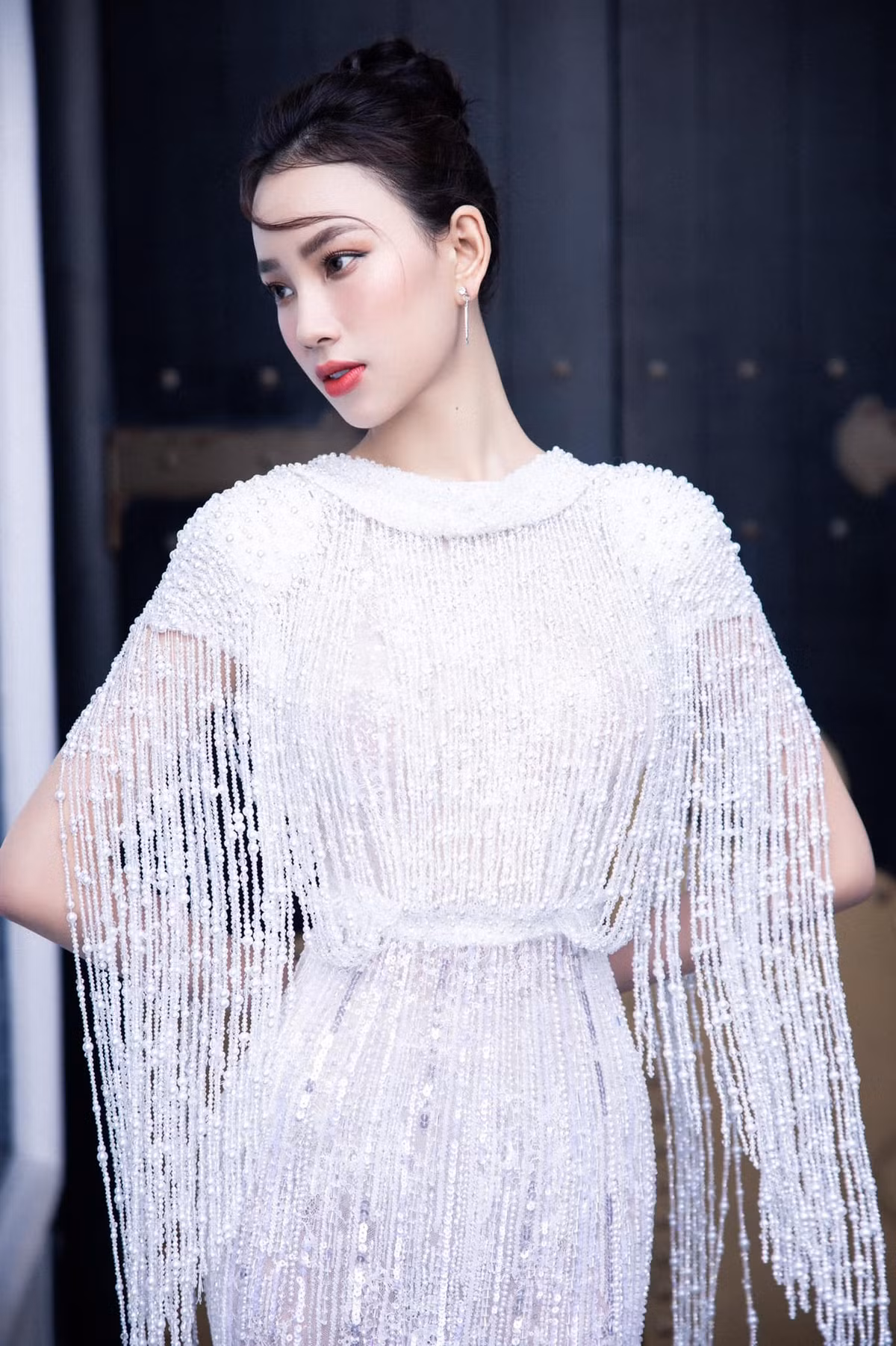 Trần Hoàng Ái Nhi sinh năm 1998, tại Đắk Lắk. Cô cao 1m71, số đo ba vòng 86 - 60 - 90.